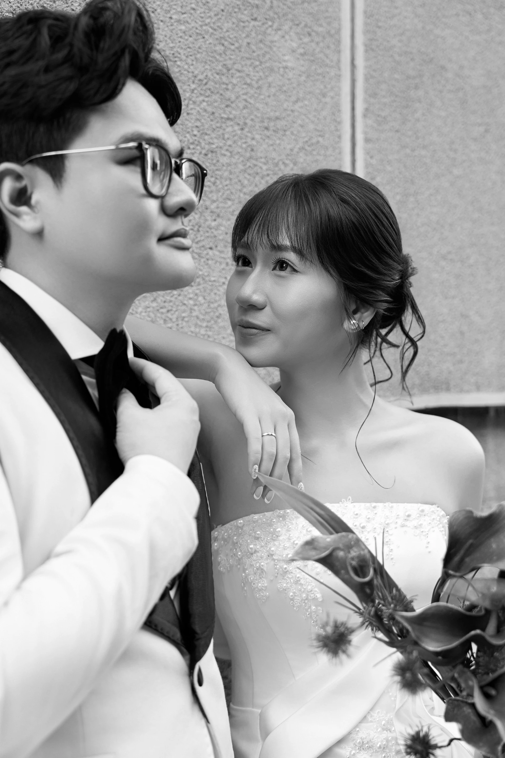 Ảnh đen trắng Việt và Linh nhìn nhau