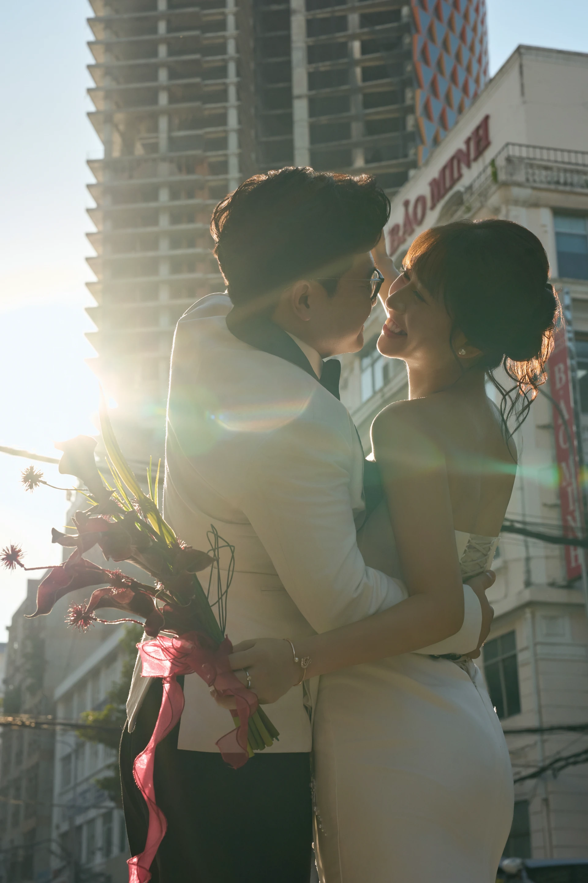 Nụ hôn của chúng mình trong nắng chiều