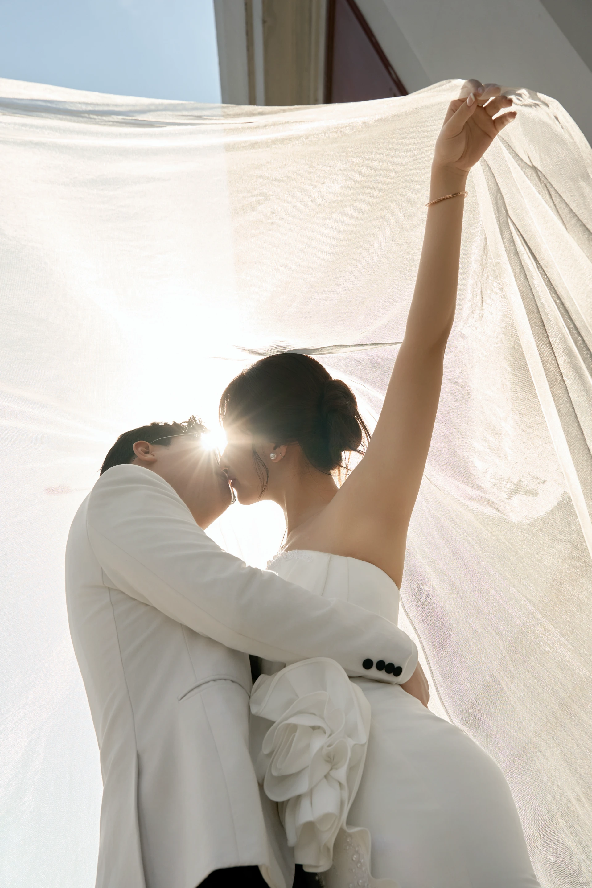 Việt và Linh trao nhau nụ hôn dưới chiếc khăn voan