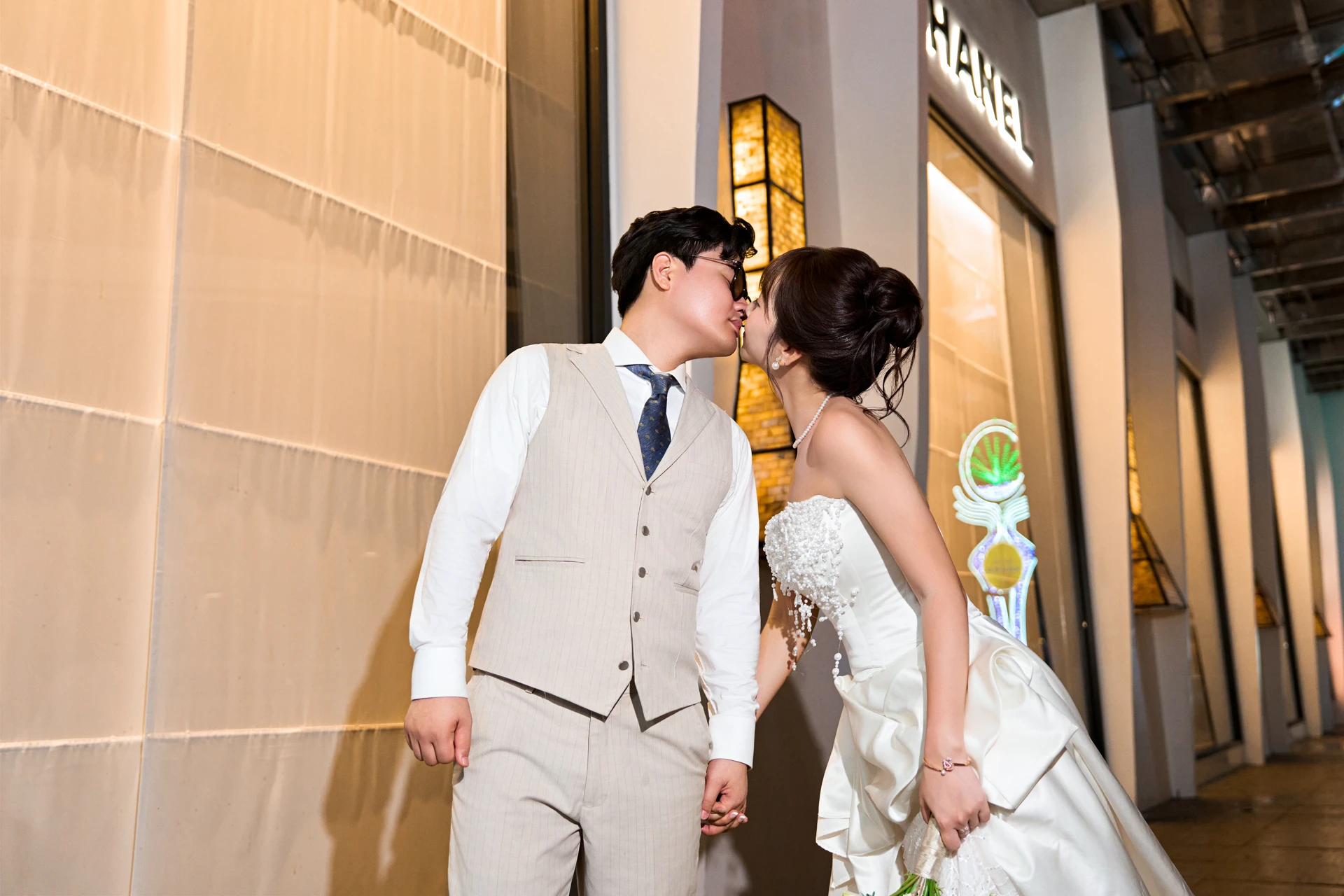 Việt và Linh trao nhau nụ hôn dưới ánh đèn buổi tối